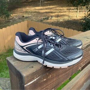 Women’s new balance sneakers